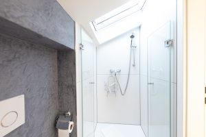 Badezimmer mit Dusche in Ferienwohnung in Garmisch-Partenkirchen