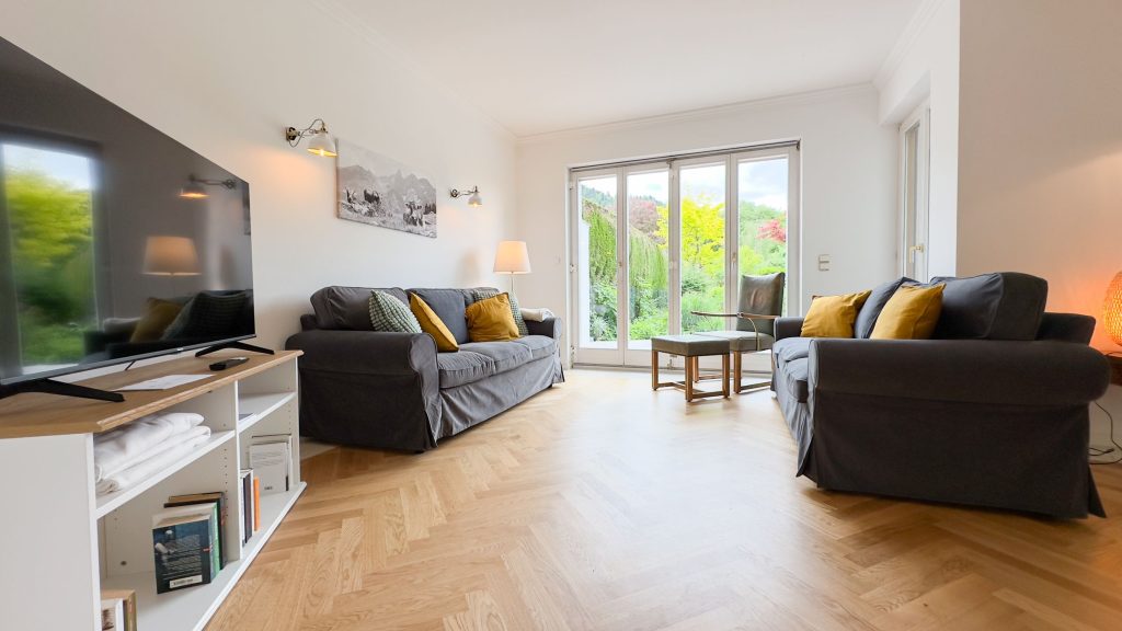 Zwei dunkle Sofas in Ferienwohnung in Garmisch-Partenkirchen