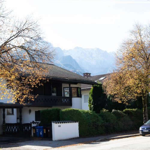 Straße und Haus in Ferienwohnung in Garmisch-Partenkirchen