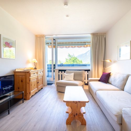 Sofa, Sessel und Fernseher auf Sideboard in Ferienwohnung in Garmisch-Partenkirchen