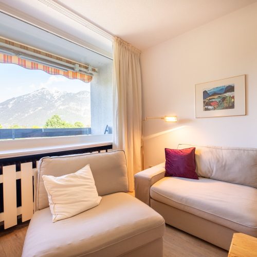 Blick aus dem Fenster auf die Berge in Ferienwohnung in Garmisch-Partenkirchen