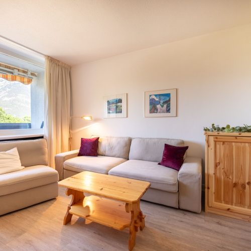 Sofa und Sessel im Wohnbereich in Ferienwohnung in Garmisch-Partenkirchen