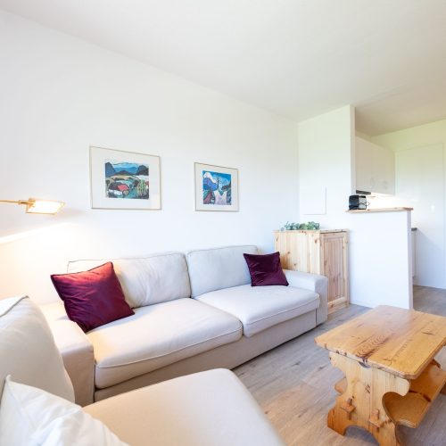 Helle Sofas und kleiner Holztisch in Ferienwohnung in Garmisch-Partenkirchen