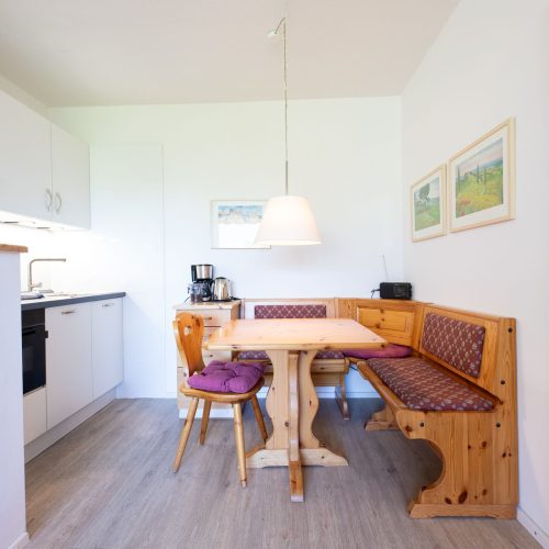 Kleine Küche und Sitzecke in Ferienwohnung in Garmisch-Partenkirchen