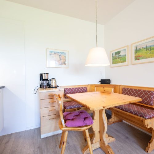 Kleine Sitzecke mit Tisch in Küche in Ferienwohnung in Garmisch-Partenkirchen