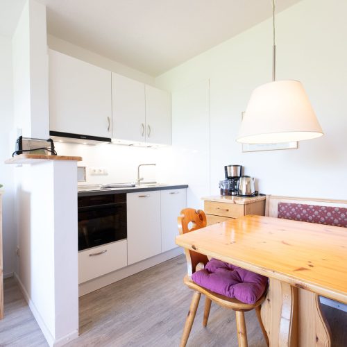 Sitzecke und Holztisch in Ferienwohnung in Garmisch-Partenkirchen