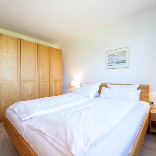 Breites Holzbett für zwei Personen in Ferienwohnung in Garmisch-Partenkirchen