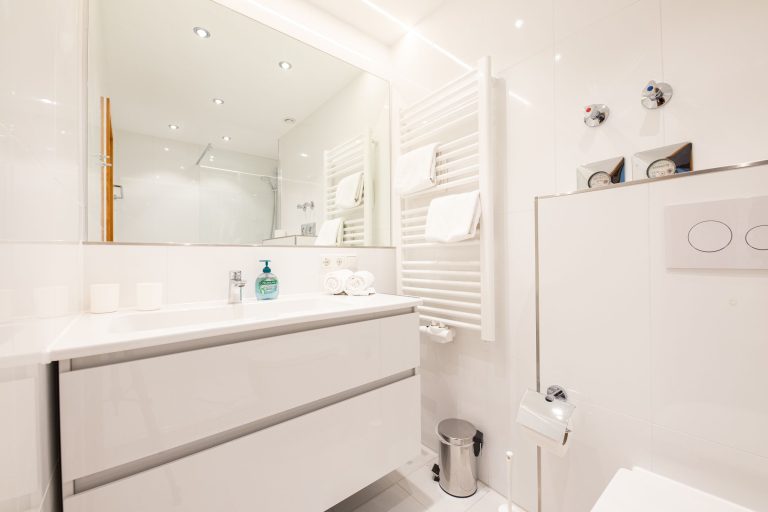 Kleines Badezimmer mit großem Waschbecken in Ferienwohnung in Garmisch-Partenkirchen