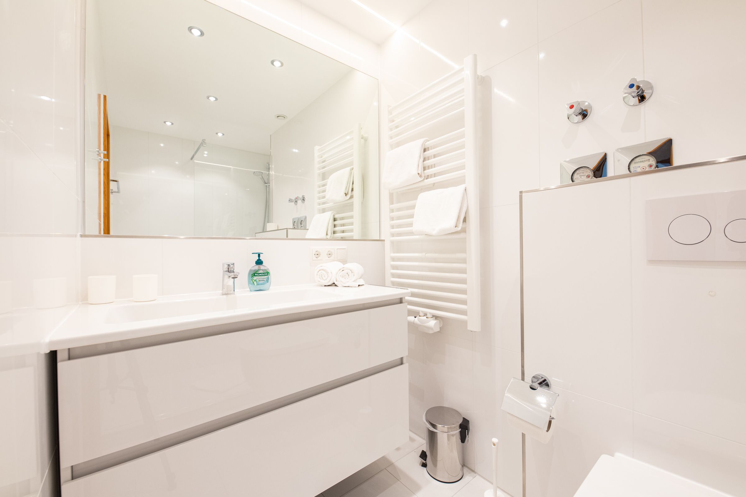 Kleines Badezimmer mit großem Waschbecken in Ferienwohnung in Garmisch-Partenkirchen