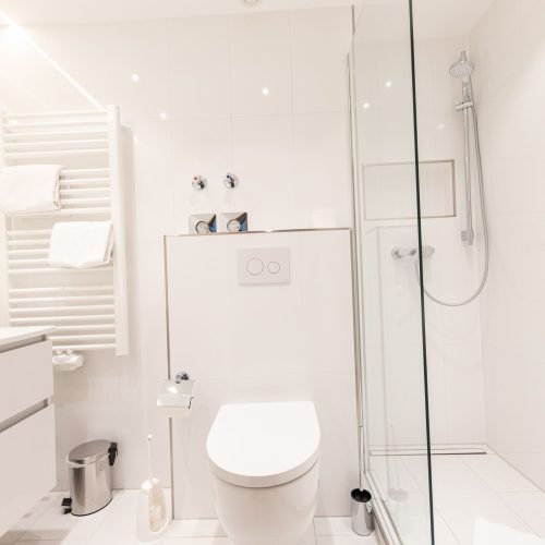 Helles beleuchtetes Badezimmer in Ferienwohnung in Garmisch-Partenkirchen