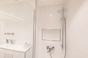 Helles Badezimmer mit Dusche in Ferienwohnung in Garmisch-Partenkirchen
