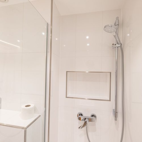 Helles Badezimmer mit Dusche in Ferienwohnung in Garmisch-Partenkirchen