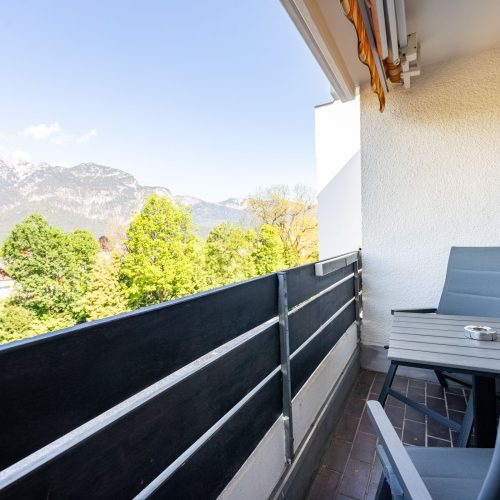 Schmaler Balkon mit Tisch und Stühlen in Ferienwohnung in Garmisch-Partenkirchen