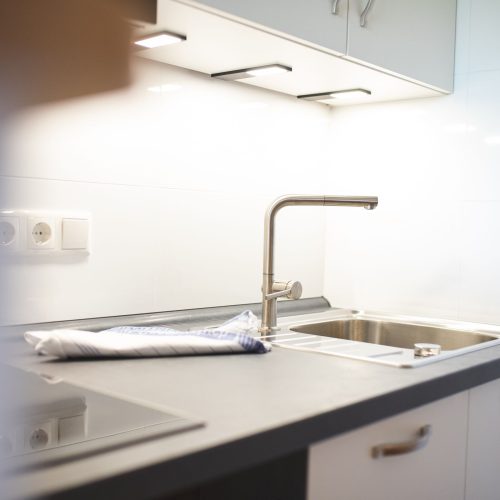 Moderne Spüle mit großem Wasserhahn in Ferienwohnung in Garmisch-Partenkirchen