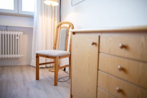 Holzschrank und Holzstuhl in Ferienwohnung in Garmisch-Partenkirchen