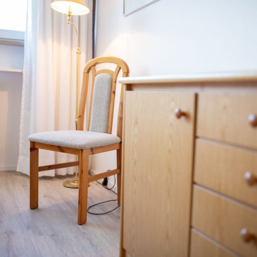 Holzschrank und Holzstuhl in Ferienwohnung in Garmisch-Partenkirchen