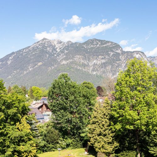 Bäume und Berge in Garmisch-Partenkirchen im Sommer