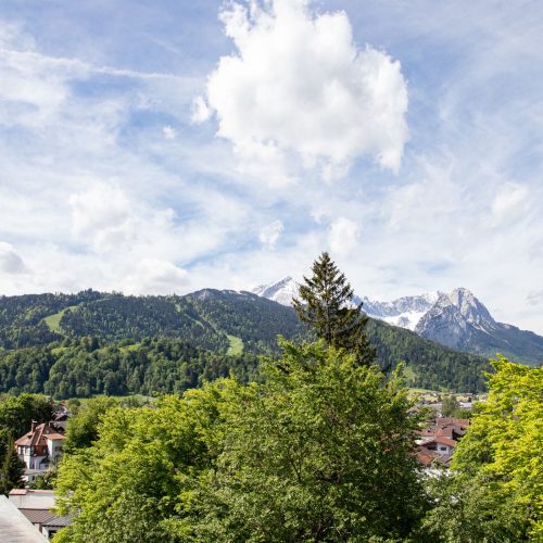 Blick auf die Landschaft und die Berge von Garmisch-Partenkirchen