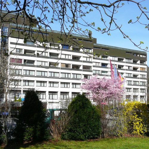 Großes Gebäude hinter Garten in Garmisch-Partenkirchen und Umgebung