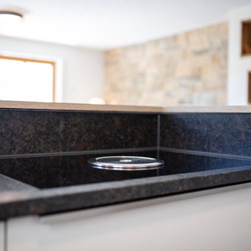 Herdplatte mit dunkler Arbeitsfläche in Ferienwohnung in Garmisch-Partenkirchen