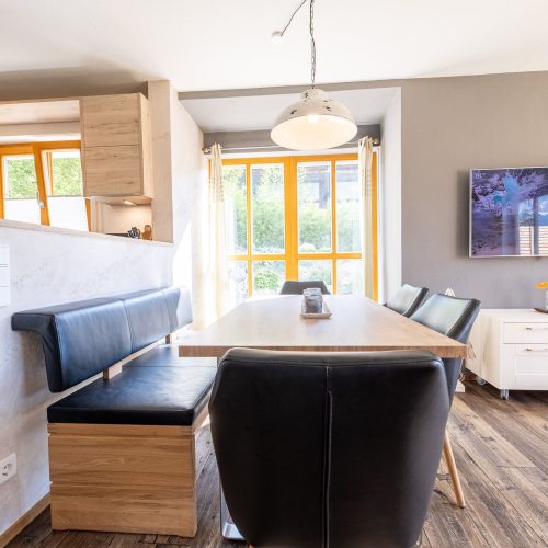Essbereich mit Sitzbank und Stühlen in schwarz in Ferienwohnung in Garmisch-Partenkirchen