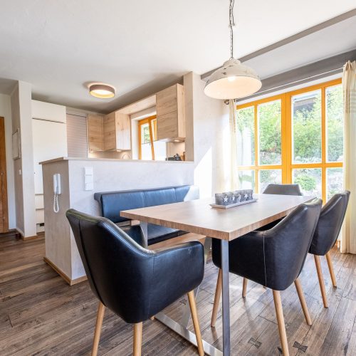 Essbereich mit Stühlen und Sitzbank in Ferienwohnung in Garmisch-Partenkirchen