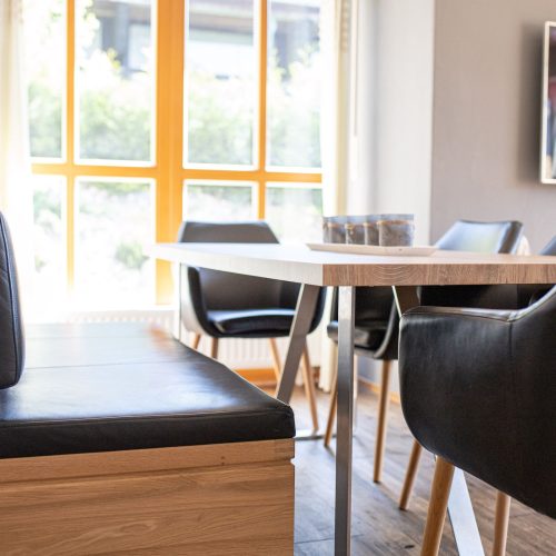 Essbereich mit einer Sitzbank und mehreren Stühlen in Ferienwohnung in Garmisch-Partenkirchen