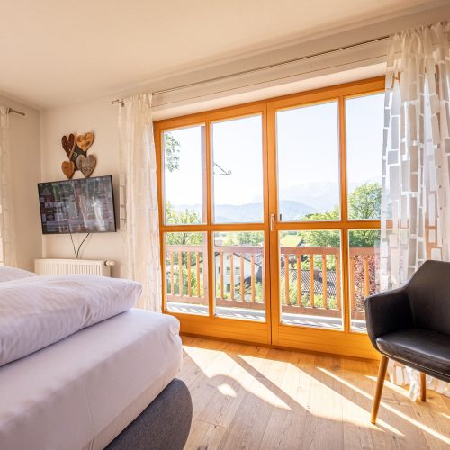 Zimmer mit Fernsehen und Terrasse in Ferienwohnung in Garmisch-Partenkirchen