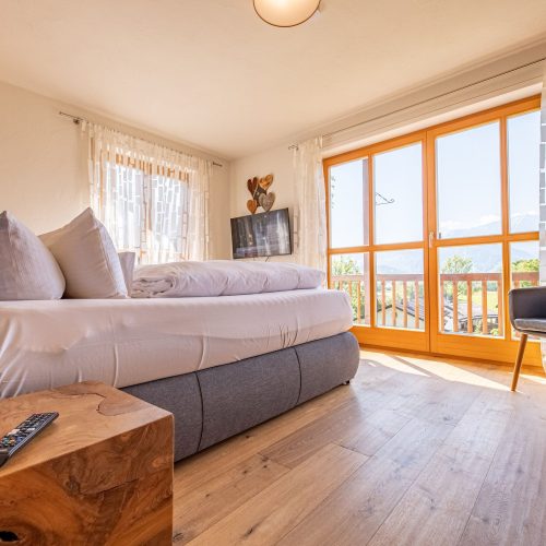 Schlafzimmer mit Bett und Stuhl in Ferienwohnung in Garmisch-Partenkirchen