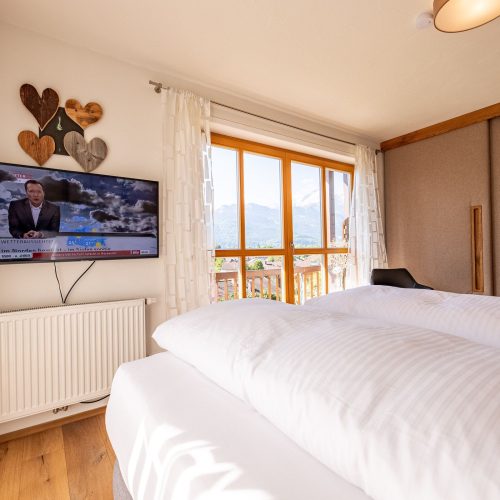 Doppelbett mit großem Kleiderschrank in Ferienwohnung in Garmisch-Partenkirchen