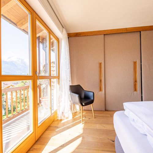 Schlafzimmer mit Kleiderschrank in Ferienwohnung in Garmisch-Partenkirchen