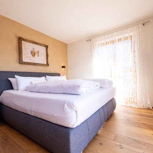 Doppelbettzimmer mit Fernseher in Ferienwohnung in Garmisch-Partenkirchen