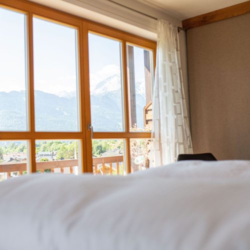 Ausblick aus dem Doppelbettzimmer in Ferienwohnung in Garmisch-Partenkirchen