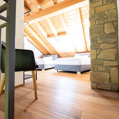 Eingang zum Schlafzimmer mit zwei Betten in Ferienwohnung in Garmisch-Partenkirchen