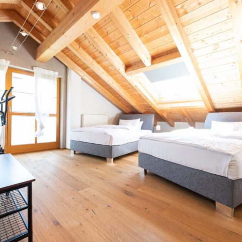 Zwei breite Betten und einem Stepper im Schlafzimmer in Ferienwohnung in Garmisch-Partenkirchen