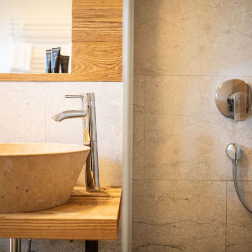 Waschbecken in einem braun Ton und Dusche in Ferienwohnung in Garmisch-Partenkirchen