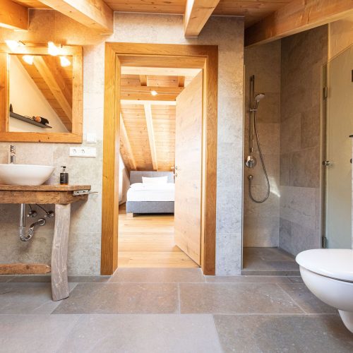 Badezimmer mit Dusche und Spiegel in Ferienwohnung in Garmisch-Partenkirchen