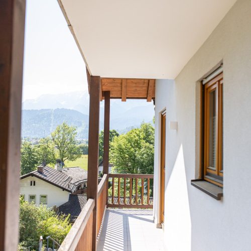 Balkon mit Blick auf die Alpen in Ferienwohnung in Garmisch-Partenkirchen