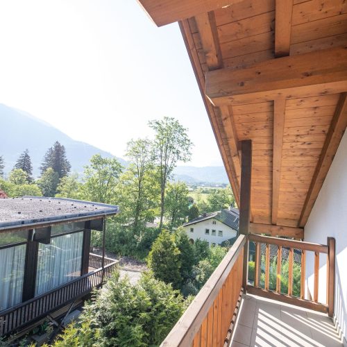 Blick von dem Balkon auf die Umgebung in Ferienwohnung in Garmisch-Partenkirchen