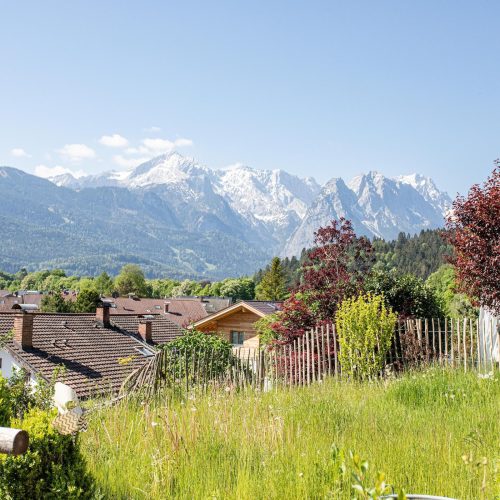 Ausblick auf die Umgebung und auf die Alpen in Ferienwohnung in Garmisch-Partenkirchen