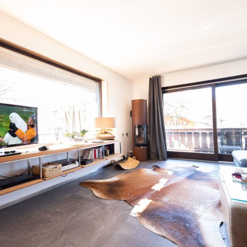 Fernseher mit Sideboard in Ferienwohnung in Garmisch-Partenkirchen