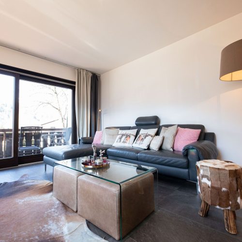 Sofa mit Couchtisch in Ferienwohnung in Garmisch-Partenkirchen