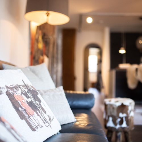 Sofa mit Kissen in Ferienwohnung in Garmisch-Partenkirchen