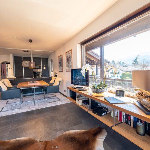 Ausblick aus dem Wohnzimmer auf die Alpen in Ferienwohnung in Garmisch-Partenkirchen