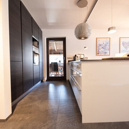 Küche in schwarz mit Hängelampen in Ferienwohnung in Garmisch-Partenkirchen