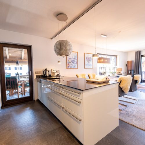 Küchenzeile und Essbereich in Ferienwohnung in Garmisch-Partenkirchen