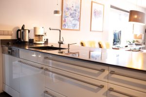 Küche mit Spülbecken und Herdplatte in Ferienwohnung in Garmisch-Partenkirchen