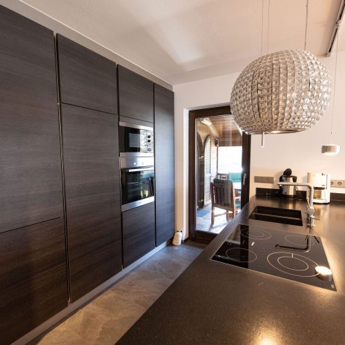 Herdplatte und Schränke in Küche in Ferienwohnung in Garmisch-Partenkirchen