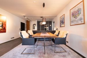 Stühle mit Tisch in Ferienwohnung in Garmisch-Partenkirchen