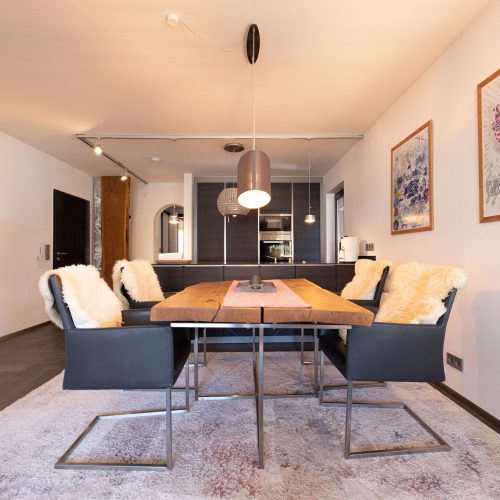 Stühle mit Tisch in Ferienwohnung in Garmisch-Partenkirchen